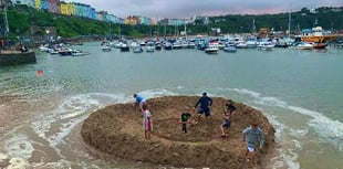 Children delight crowds with ‘Harbour Island’ construction!