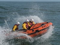 Teenagers in dinghy difficulty rescued off Castle Hill