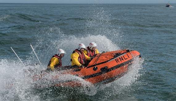 Teenagers in dinghy difficulty rescued off Castle Hill