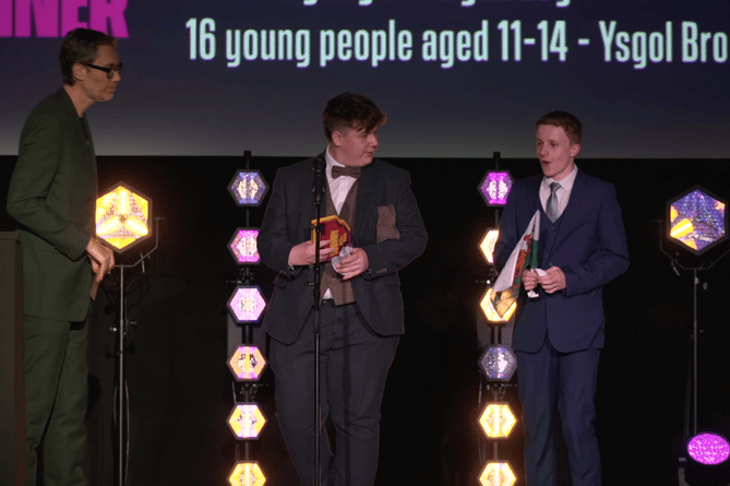 Taran and Joseph receive the award from actor Stephen Merchant